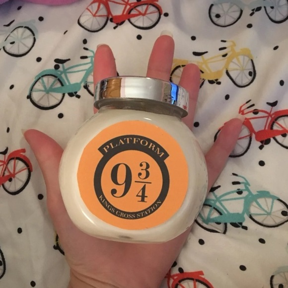 Harry Potter Bookish Candle Platform 9 3/4 - Picture 7 of 7